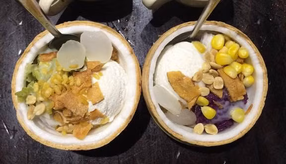 Kem xôi dừa là món ăn du nhập từ Thái Lan, nhưng dần trở nên phổ biến và được yêu thích tại Sài Gòn. Xôi nếp dẻo, ngon, thơm, thêm ít nước cốt dừa dùng chung với kem dừa lạnh ngọt cùng dừa sợi sấy, đậu phộng khiến ai nấy nhìn qua cũng thèm thuồng.