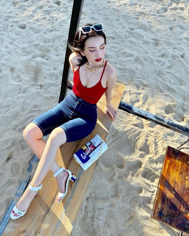 Sĩ Thanh gợi cảm với set đồ gồm áo hai dây xẻ ngực sâu đi kèm quần biker jeans.