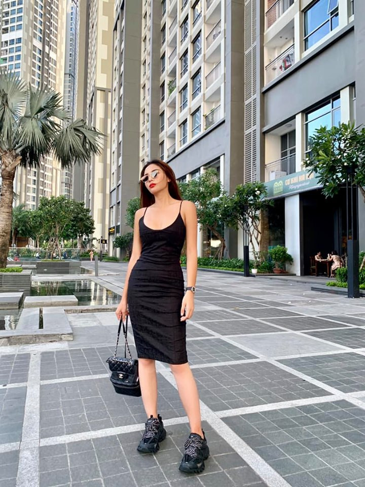 Ngoài áo hai dây, nhiều người đẹp còn chọn kiểu váy hai dây khoe eo thon trong thời tiết nóng bức của mùa hè. Hoa hậu Kỳ Duyên khoe dáng với váy hai dây sau khi giảm cân thành công.