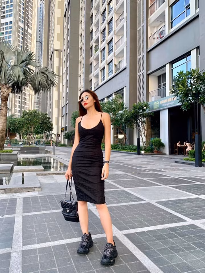 Ngoài áo hai dây, nhiều người đẹp còn chọn kiểu váy hai dây khoe eo thon trong thời tiết nóng bức của mùa hè. Hoa hậu Kỳ Duyên khoe dáng với váy hai dây sau khi giảm cân thành công.