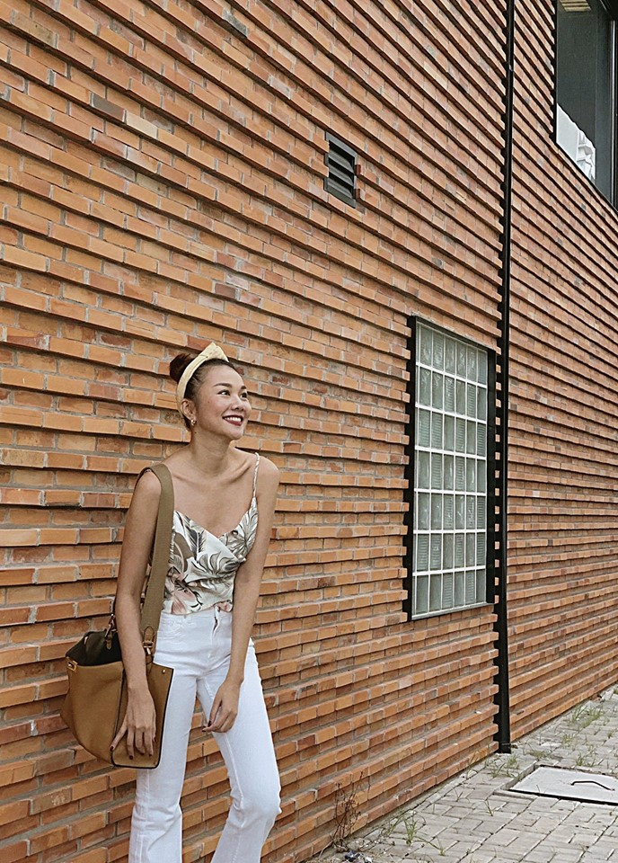 Siêu mẫu Thanh Hằng phối áo hai dây với quần jean trắng vừa thanh lịch vừa mát mẻ.