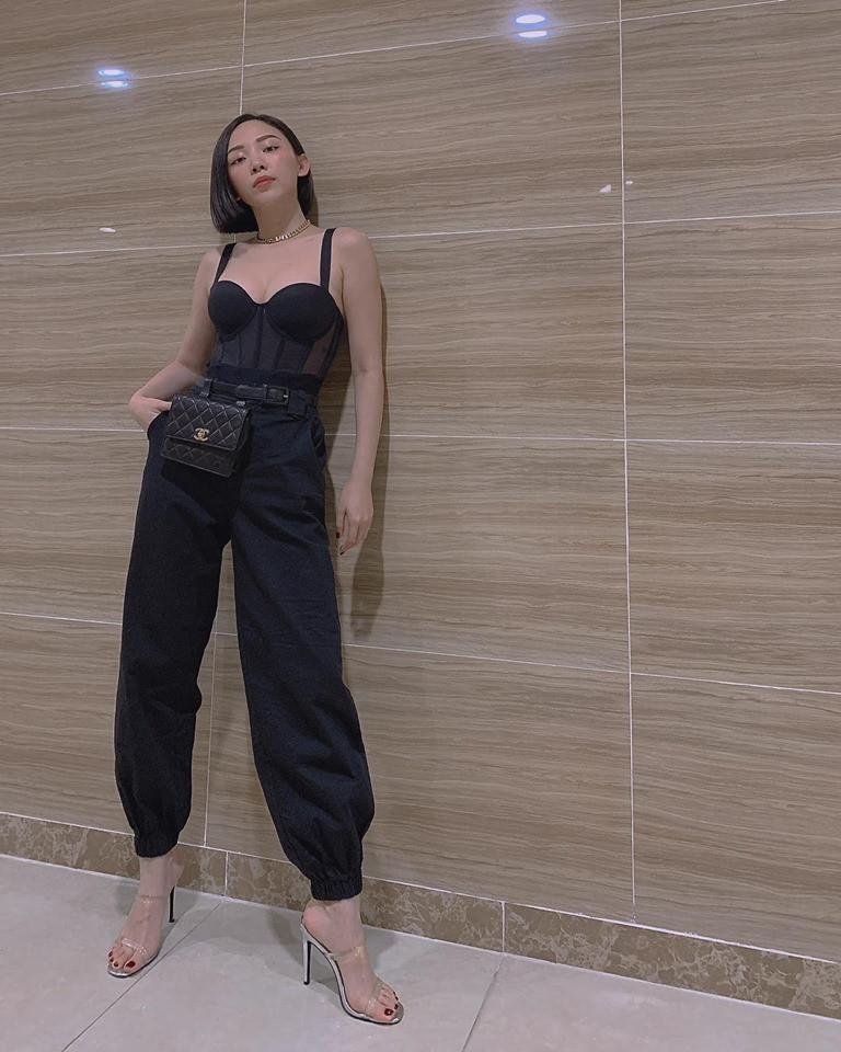 Áo hai dây gần giống với các mẫu corset được Tóc Tiên lăng xê trong mùa hè này.