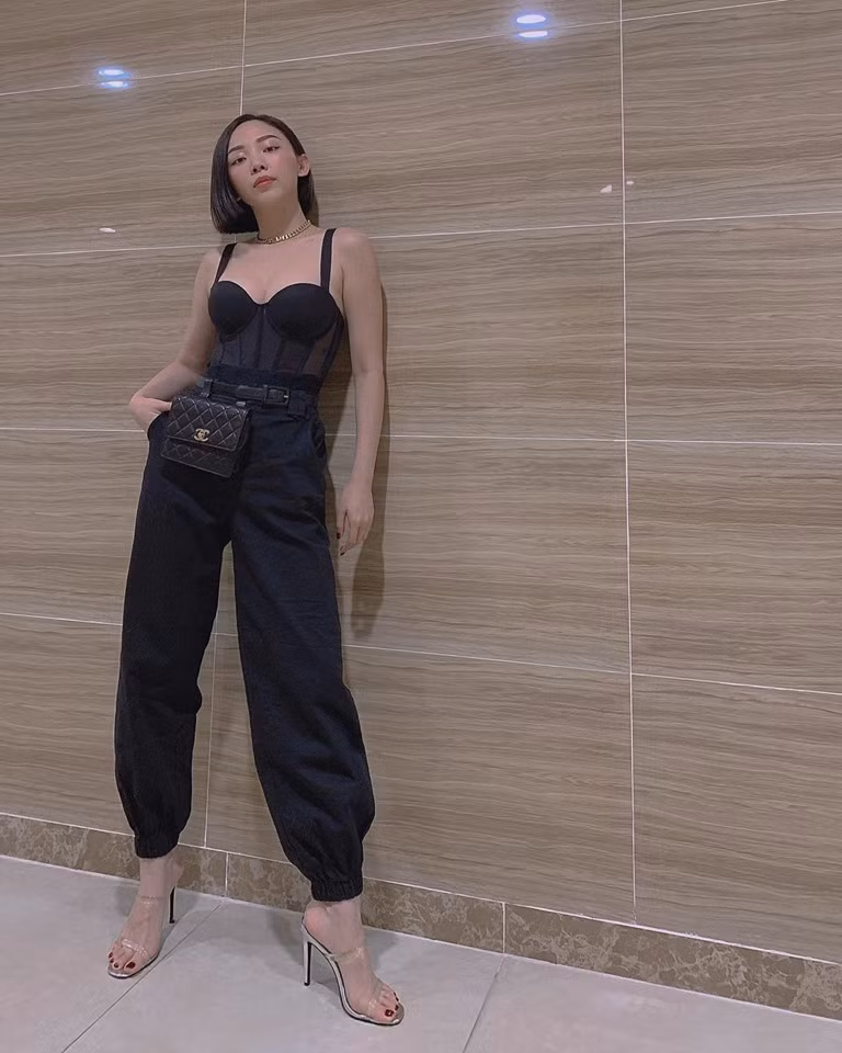 Áo hai dây gần giống với các mẫu corset được Tóc Tiên lăng xê trong mùa hè này.