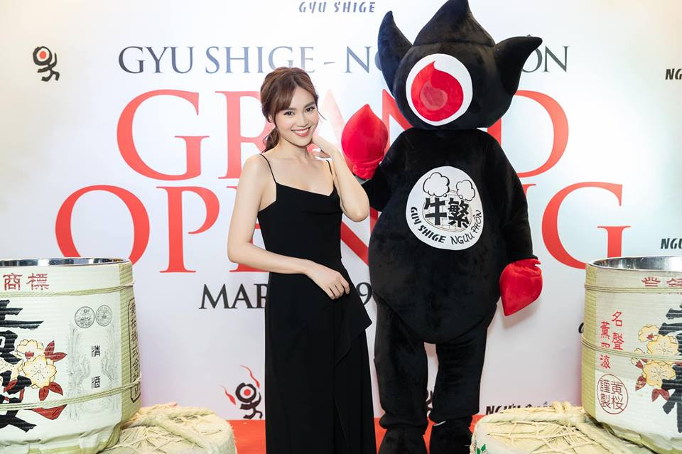 Ninh Dương Lan Ngọc cũng chuộng các mẫu váy hai dây trong hè 2019.