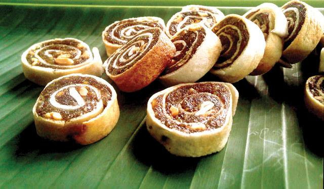 Mứt chuối phồng Tư Bông: Đây là món quà quê vô cùng độc đáo được lựa chọn làm quà trong dịp Tết. Cắn miếng chuối phồng Tư Bông, du khách có thể cảm nhận hương vị vừa giòn giòn của bánh tráng, vừa bùi bùi ngọt ngọt của chuối, đậu phộng, dừa…