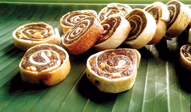 Mứt chuối phồng Tư Bông: Đây là món quà quê vô cùng độc đáo được lựa chọn làm quà trong dịp Tết. Cắn miếng chuối phồng Tư Bông, du khách có thể cảm nhận hương vị vừa giòn giòn của bánh tráng, vừa bùi bùi ngọt ngọt của chuối, đậu phộng, dừa…