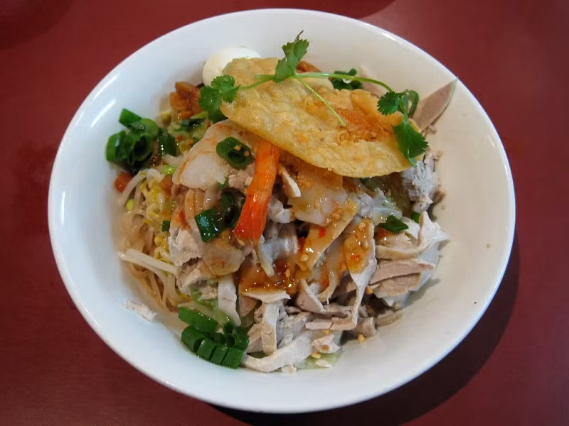 Hủ tiếu Sa Đéc: Hủ tiếu là một trong những món đặc sản Đồng Tháp nổi tiếng và phổ biến. Hủ tiếu Sa Đéc có sợi mềm, không bở, không dai, màu trắng sữa và rất thơm. Đặc biệt, nước dùng thơm, ngọt thanh nhưng không quá béo ngậy.