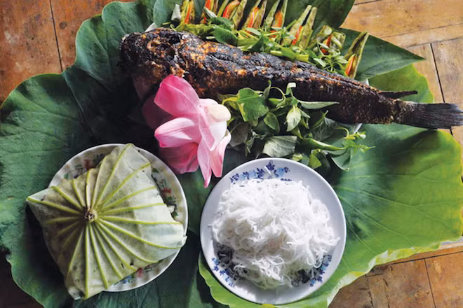 Cá lóc nướng trui cuốn lá sen: Cá lóc (miền Bắc gọi là cá quả) nướng trui có ở nhiều vùng đất khác nhau và trở thành món ăn dân dã. Thịt cá được cuốn cùng với lá sen non và chấm với nước mắm me khiến bạn sẽ muốn ăn mãi không thôi. 