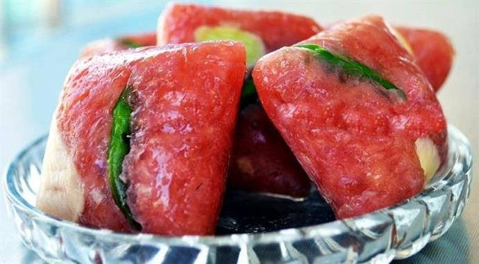 Nem Lai Vung: Một chiếc nem ngon phải đủ 8 phần thịt, 2 phần bì. Thịt lợn ngon, đem vào cuối giã nhuyễn, còn da heo thì thái mỏng. Sau đó, người ta sẽ trộn cả thịt, da, tới tiêu ớt và lót lá vông và bên ngoài dùng lá chuối tươi gói từ 3-4 ngày cho lên men mới ăn được.