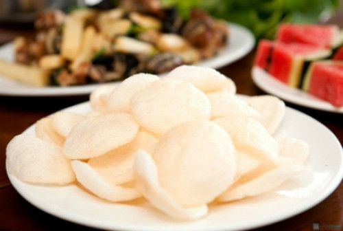 Bánh phồng tôm Sa Giang là một đặc sản hấp dẫn không chỉ trong và ngoài nước đều biết đến. Món này được làm từ bột, thịt tôm xay nhuyễn thêm một ít hạt tiêu giã nhỏ. Bánh phồng tôm Sa Giang dai, giòn, xốp.