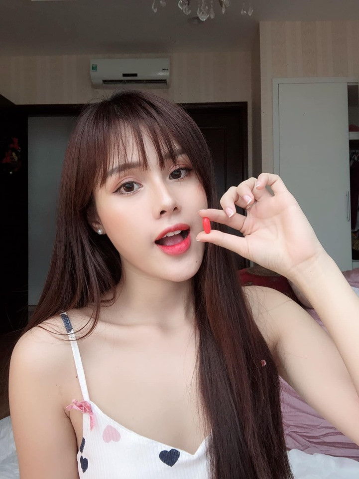 Huyền Trang diện áo hai dây vô cùng gợi cảm. 