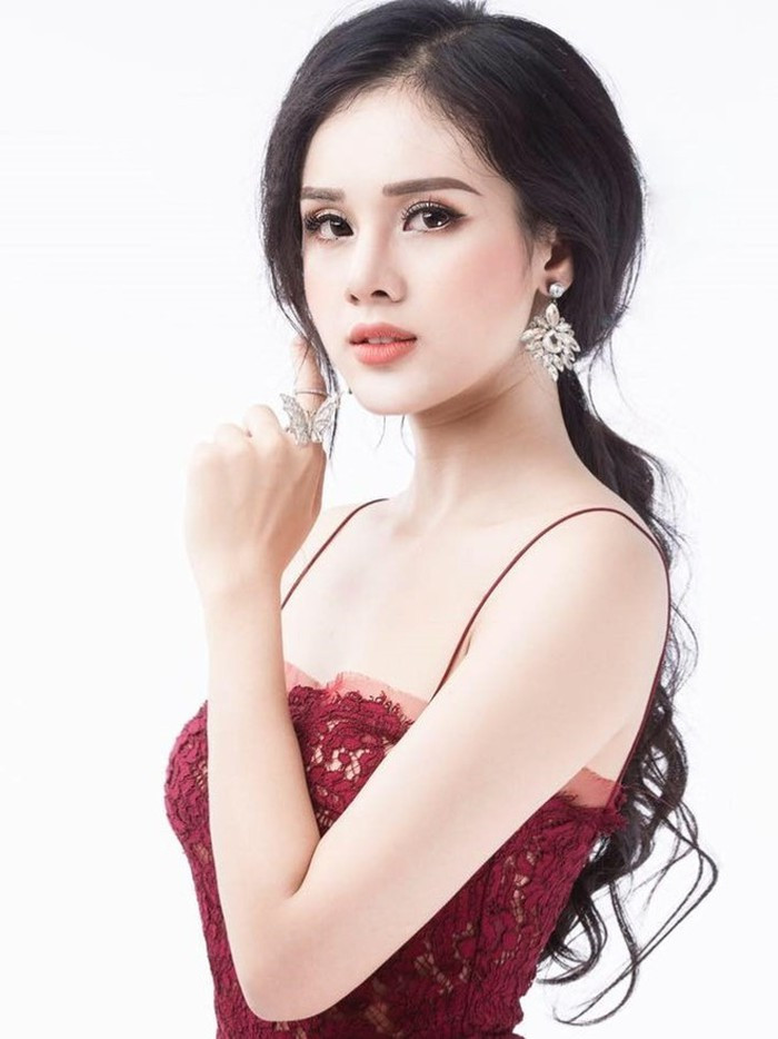 Cô thường chọn những trang phục cắt cúp khá sexy nhằm khoe các vòng cơ thể.