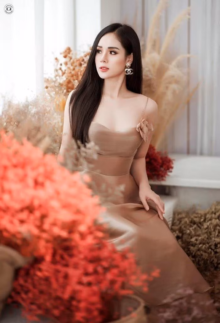 Huyền Trang thích diện váy với màu sắc và kiểu dáng nhã nhặn, thanh lịch và quyến rũ.