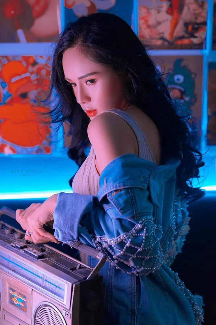 Không chỉ có vóc dáng gợi cảm, Huyền Trang còn sở hữu gu thời trang nóng bỏng, sang chảnh.