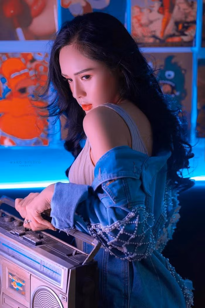 Không chỉ có vóc dáng gợi cảm, Huyền Trang còn sở hữu gu thời trang nóng bỏng, sang chảnh.