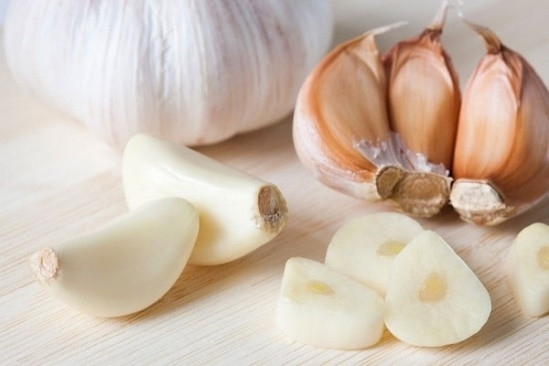 Tỏi: Chứa một chất hoạt tính được gọi là allicin, chất này chống lại nhiễm trùng và giảm viêm cho phổi. Tỏi cũng có thuộc tính chống oxy hóa và giúp loại bỏ các gốc tự do ra khỏi toàn bộ cơ thể. Điều này giúp ngừa ung thư phổi.