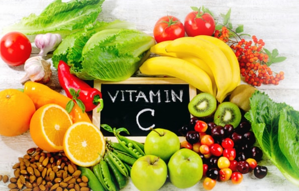 Thực phẩm chứa vitamin C: Chúng là chất chống oxy hóa đầy quyền năng. Những thực phẩm chứa nhiều vitamin C là tất cả các loại quả họ cam quýt như cam, chanh… cũng như cà chua, ớt chuông, quả kiwi, dâu tây, nho, dứa, xoài.