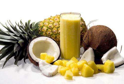 Sinh tố dứa dừa: 100 gr dứa tươi, 100 ml sữa tươi, 15 ml cốt dừa, 25 mg dừa nạo và một ít đá bào. Dứa gọt vỏ, bỏ mắt, rửa sạch, cắt thành miếng. Cho dứa, sữa tươi, nước cốt dừa, đá bào và dừa nạo vào máy xay sinh tố, xay đến khi nhuyễn mịn. Đổ hỗn hợp vừa xay ra cốc, rắc dừa nạo còn lại lên trên để trang trí.