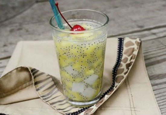 Dứa gọt vỏ, cắt mắt, bổ làm 4, cắt lõi, sau đó cắt thành những lát nhỏ. Hạt é đổ vào bát lớn, ngâm vào bát nước lạnh đến khi hạt é nở hết thì đổ ra rổ để ráo nước. Cho dứa vào nồi, cho thêm 2 bát canh nước, đường đun với lửa nhỏ cho ngấm đều đường. Sau khi đun được 10 phút cho đường ngấm đều cho hạt é vào khuấy đều sau đó tắt bếp. Đợi cho chè nguội, múc ra cốc, cho thêm thạch dừa, đá lạnh vào thưởng thức cùng.