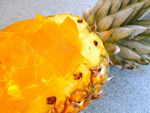 Dứa để nguyên cả quả, cắt đầu rồi nạo phần ruột bên trong. Dùng 1 lít nước trộn lẫn với thịt dứa vừa nạo, mang xay sinh tố, lọc lấy 1,2 lít nước cốt. Đun nước cốt sôi rồi nêm đường cho vừa khẩu vị. Cho 10g bột thạch vào quấy đều đến khi tan hết bột. Khi sôi, bạn nhớ hớt bọt, bắc ra khỏi bếp rồi múc vào khuôn. Để lạnh 3 tiếng sau là ăn được.