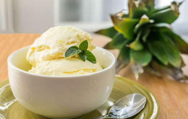 Nếu nhà không có máy làm kem, có thể cho nước thơm vào ngăn đá tủ lạnh, sau khoảng 2 tiếng thì mang ra trộn đều lên. Sau đó để lại vào tủ, thỉnh thoảng lại đem ra trộn, đến khi hỗn hợp thành kem là được.