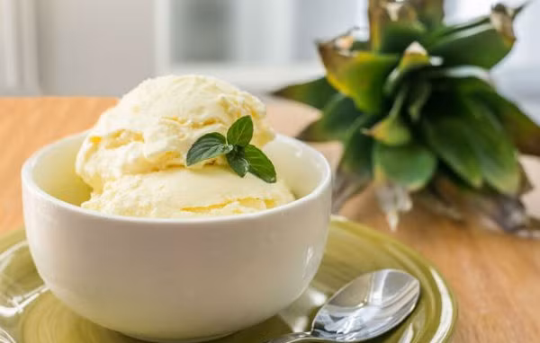 Nếu nhà không có máy làm kem, có thể cho nước thơm vào ngăn đá tủ lạnh, sau khoảng 2 tiếng thì mang ra trộn đều lên. Sau đó để lại vào tủ, thỉnh thoảng lại đem ra trộn, đến khi hỗn hợp thành kem là được.