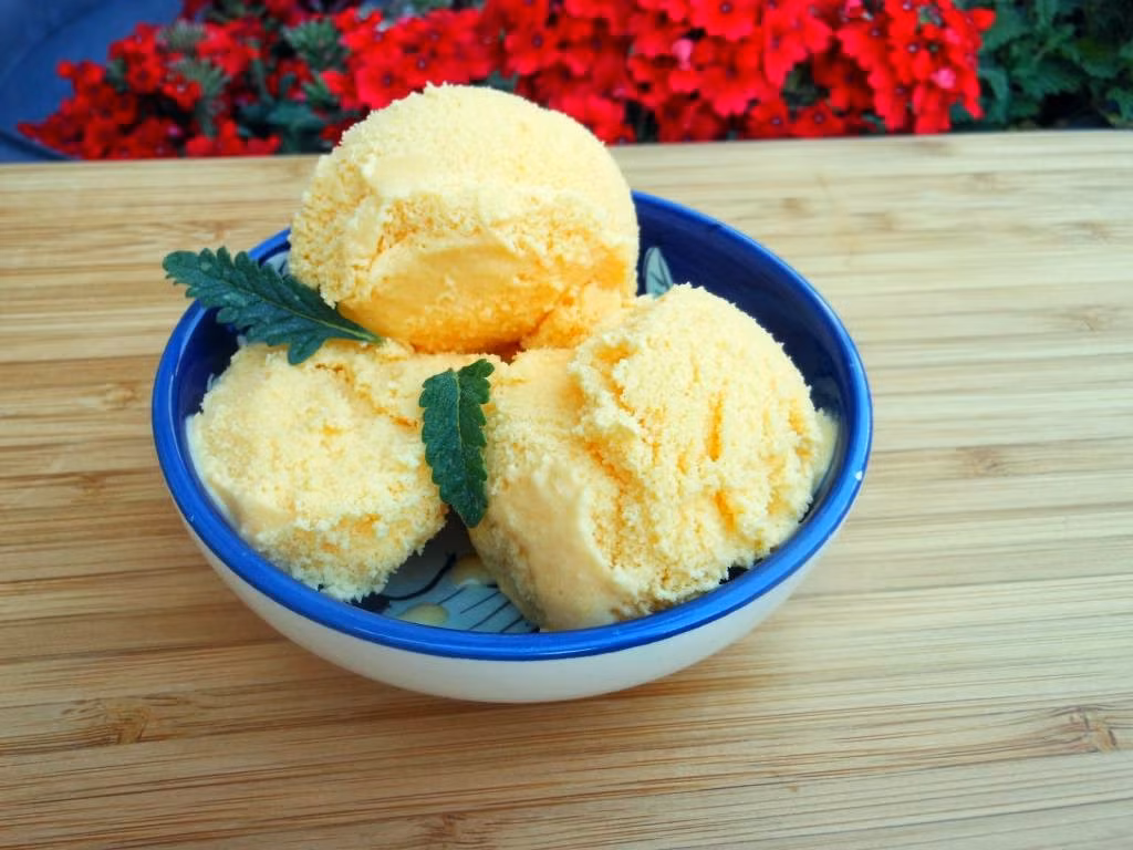 Kem dứa: Vị chua chua, ngọt ngọt xen lẫn với mùi thơm dịu của dứa, béo béo của kem sữa tươi khiến mọi bé yêu và người lớn đều thích thú.