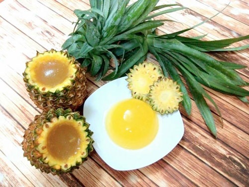 Thạch dứa thanh mát dễ làm: Thạch dứa giòn, điểm xuyến vị chua ngọt của dứa, là món tráng miệng hấp dẫn sau buổi ăn tối sum vầy với gia đình. Lấy một gói nhỏ bột rau câu (7g), 2 quả dứa, 1 lít nước lọc, 50g đường cát trắng, 1 nửa ống vani bột.