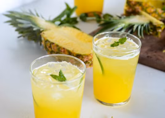  Món giải khát từ dứa này còn có một công dụng mà được rất nhiều các chị em yêu thích đó chính là làm nước uống detox giảm cân, chống lão hóa.