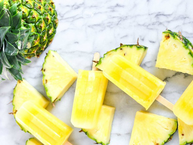 Chỉ với một vài nguyên liệu đơn giản như: thơm, rượu trắng, chuối, chanh, đường trắng. Xay thơm và chuối lọc lấy nước mịn, hòa đường, nước chanh, rượu vào khuấy đều. Cho thơm vào máy làm kem, để trong khoảng 4 tiếng là có kem ăn rồi.