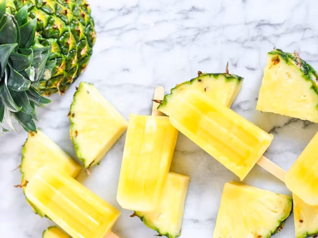 Chỉ với một vài nguyên liệu đơn giản như: thơm, rượu trắng, chuối, chanh, đường trắng. Xay thơm và chuối lọc lấy nước mịn, hòa đường, nước chanh, rượu vào khuấy đều. Cho thơm vào máy làm kem, để trong khoảng 4 tiếng là có kem ăn rồi.