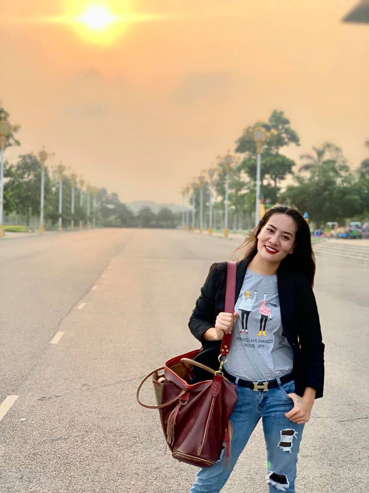 Bình thường, cô khá trung thành với phong cách bụi bặm như áo phông, quần jean rách.