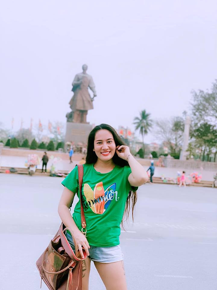 Minh Cúc diện áo phông và quần jean rách hết sức trẻ trung. Ảnh: FBNV.