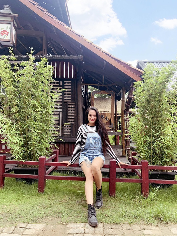 Khi đi chơi, cô chọn áo thun phối với quần yếm bò trẻ trung.