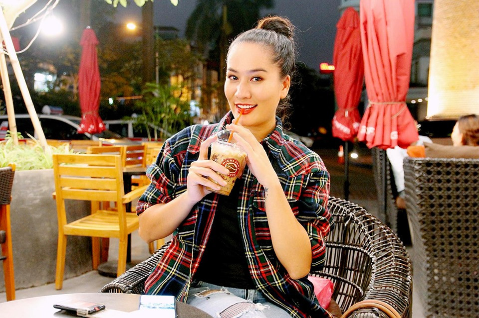 Ngoài đời, Minh Cúc có phong cách ăn mặc bụi bặm nhưng cũng rất nữ tính.