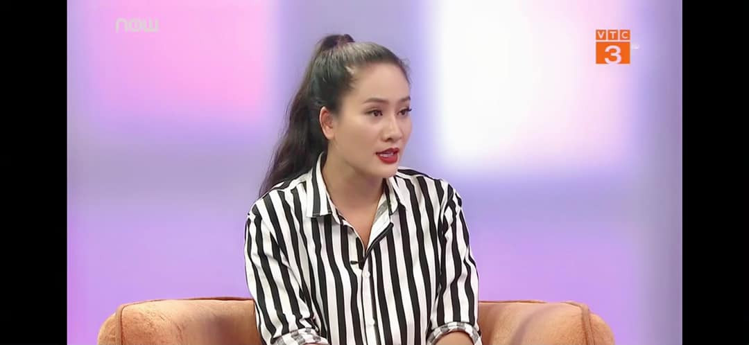 Dù được mời phỏng vấn trên sóng truyền hình, cô vẫn chọn áo sơ mi kẻ giản dị.