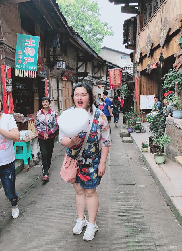 Khi đi du lịch, cô chọn trang phục trẻ trung in hình chuột mickey phối với giày thể thao xì teen.