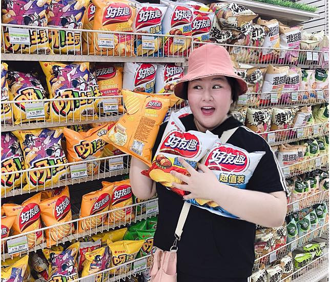 Trên trang cá nhân, nữ diễn viên thường đăng ảnh ăn mặc giản dị nhưng lại cực nhí nhảnh, dễ thương.