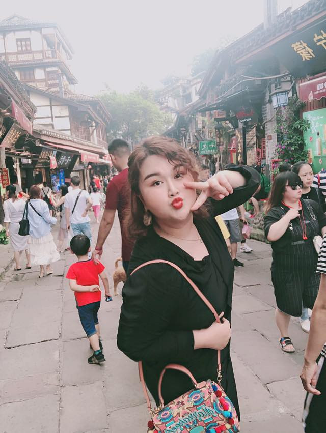 Khác với hình ảnh đáng ghét trong phim, Thủy Tiên ngoài đời có tính cách dễ thương và cách ăn mặc khá phóng thoáng, trẻ trung.