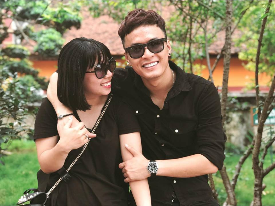 Họ đồng điệu từ quần áo đến kính mát.