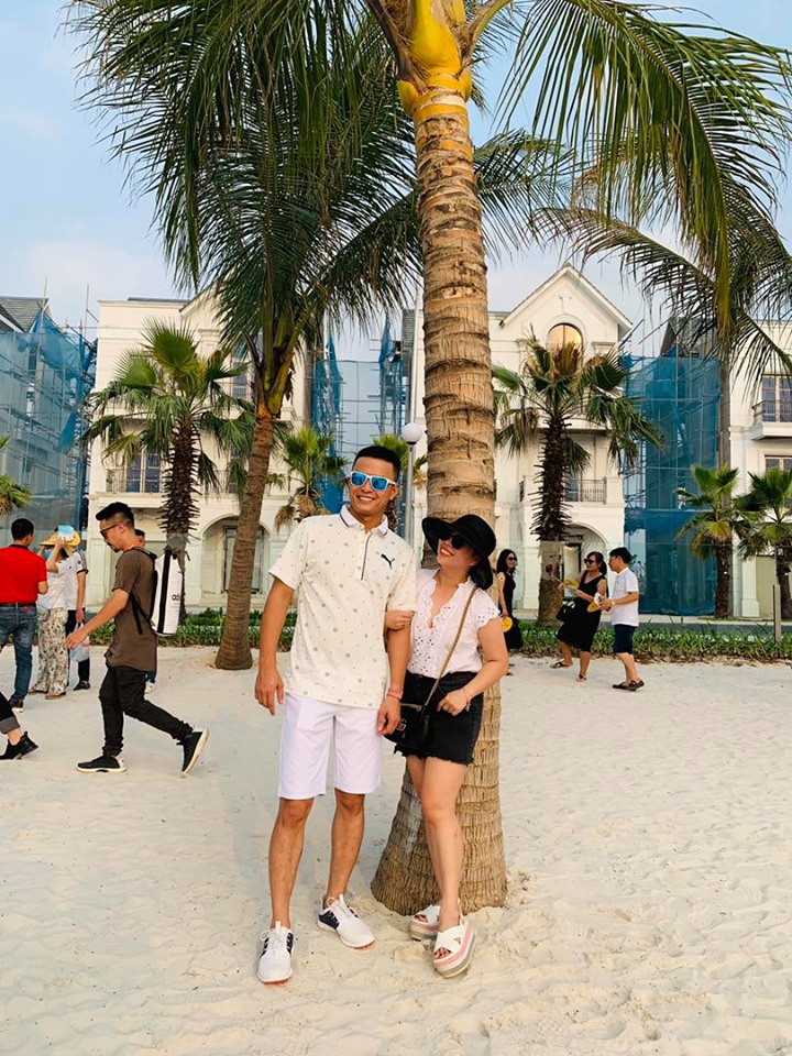 Hai vợ chồng Hồng Đăng - Anh Đào cũng rất chăm diện trang phục cùng tông đồng điệu.