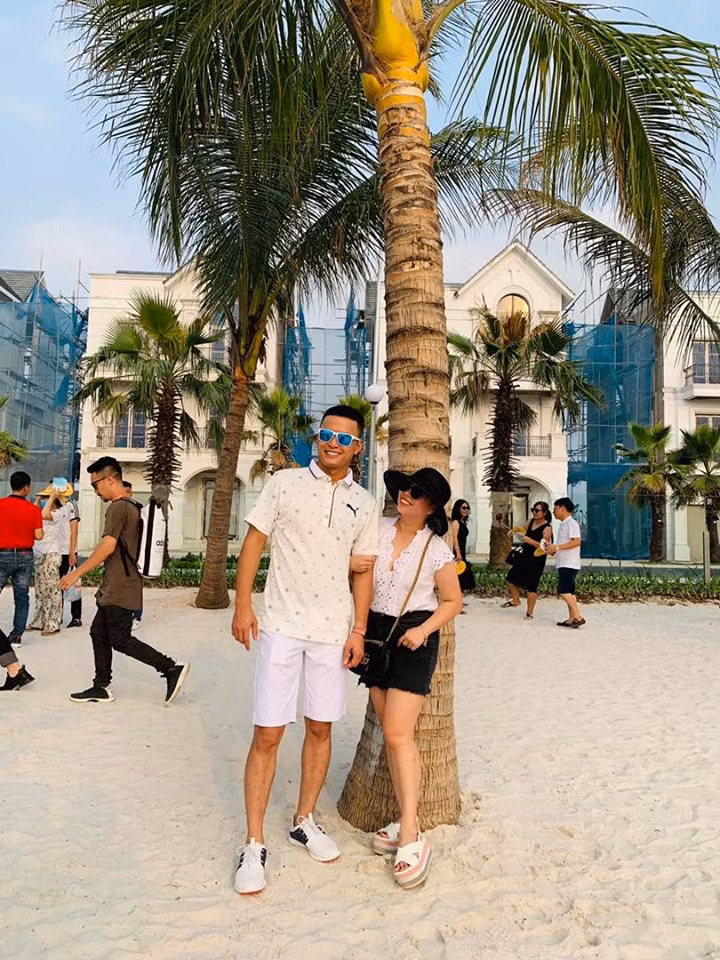 Hai vợ chồng Hồng Đăng - Anh Đào cũng rất chăm diện trang phục cùng tông đồng điệu.