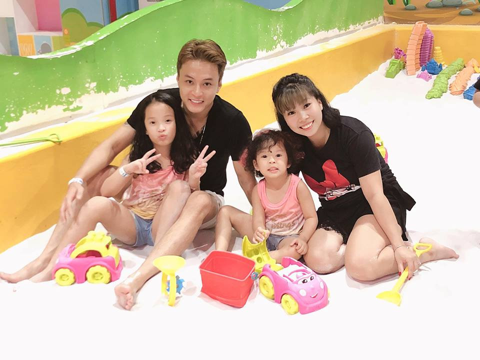 Mỗi khi đưa con đi chơi, cặp vợ chồng này lại chăm diện đồ ton sur ton. Ảnh: FBNV.