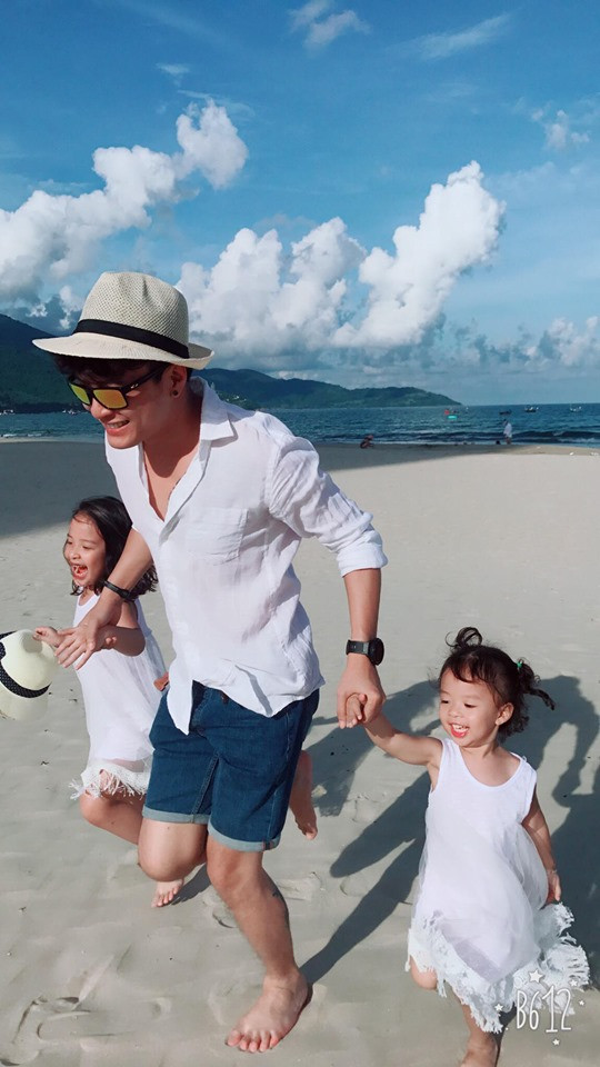 Hồng Đăng và hai con gái cùng diện trang phục ton sur ton đi biển.