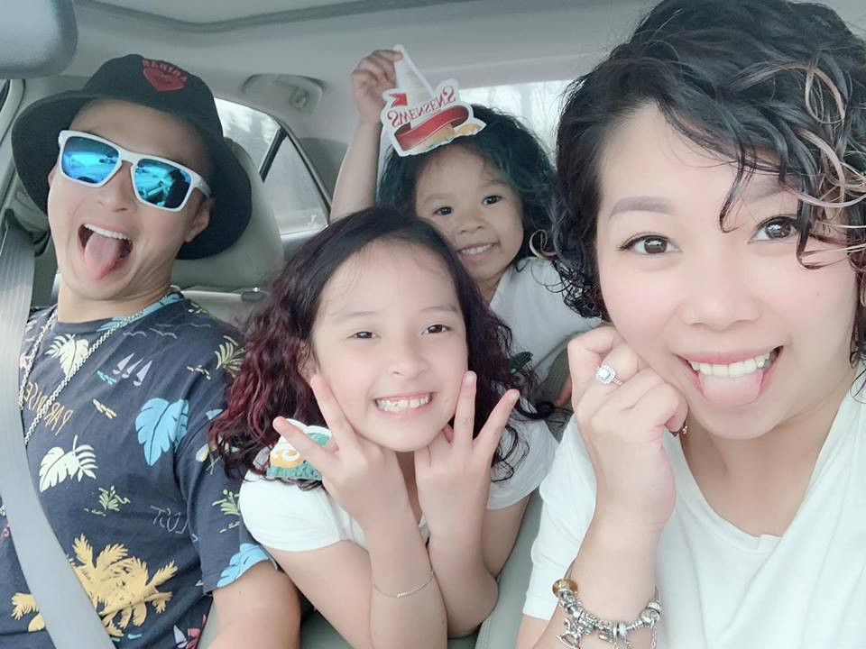 Ngoài diện đồ đôi, họ còn có những cử chỉ tinh nghịch với nhau.