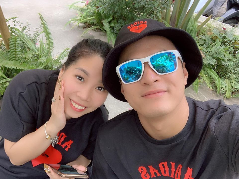 Hai vợ chồng diện áo đôi màu đen.