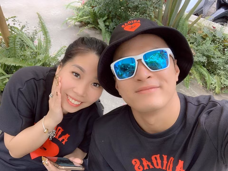 Hai vợ chồng diện áo đôi màu đen.