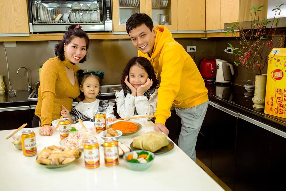 Cả gia đình cùng diện hai tông màu trắng vàng nổi bật.