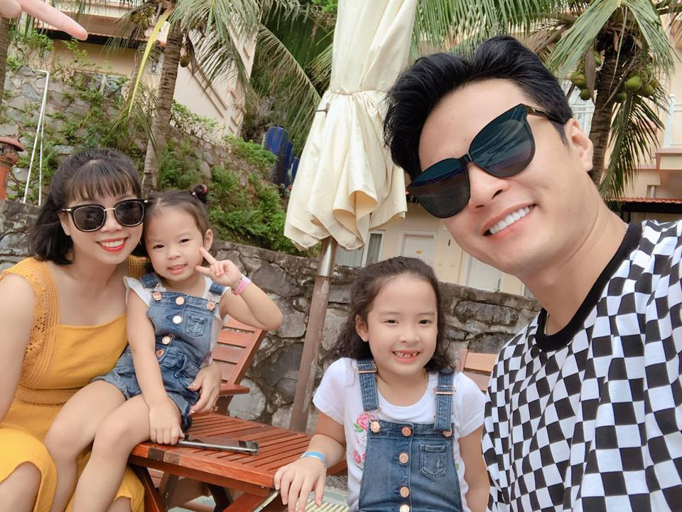 Hai cô con gái của Hồng Đăng cũng thường xuyên diện đồ đôi.