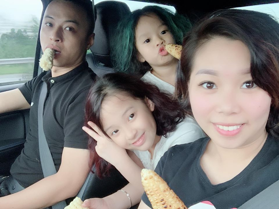 Bố mẹ diện đồ đen thì hai con diện đồ trắng đối lập.